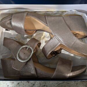 Soft brand dressy wedges